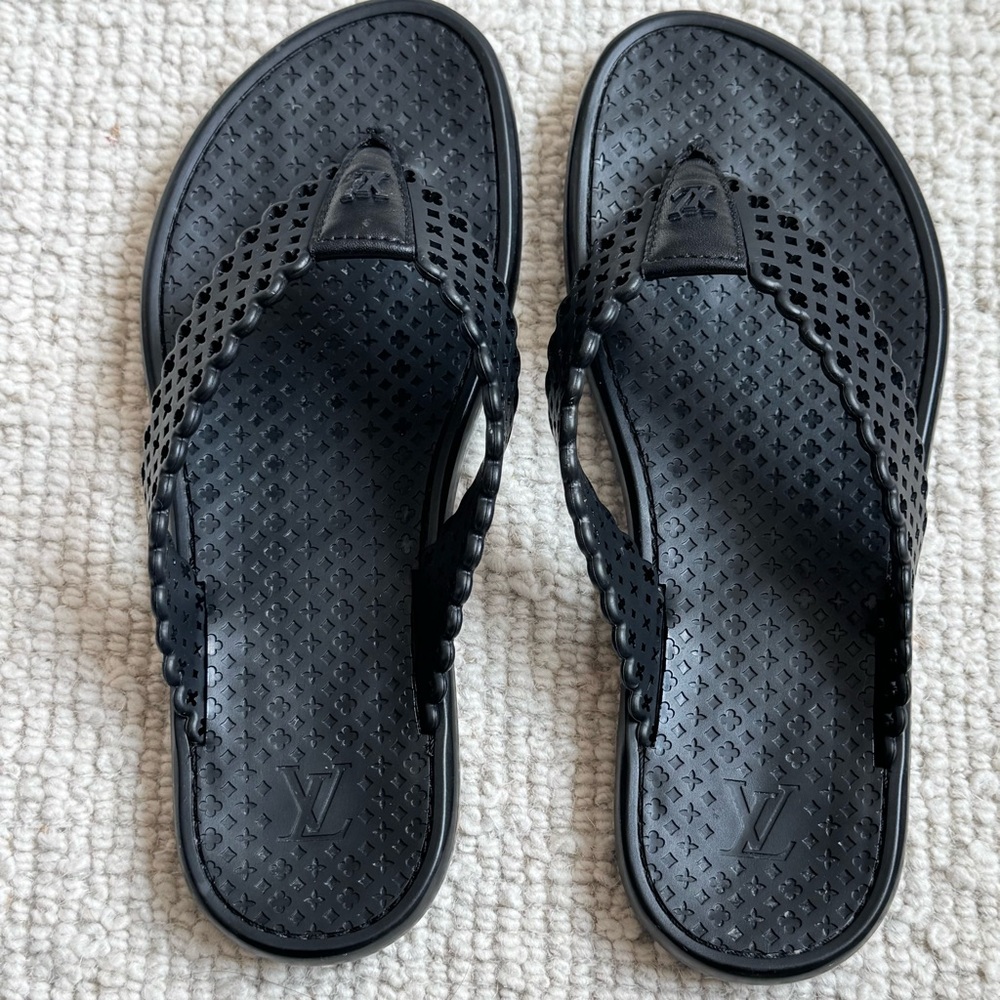 Louis Vuitton | Black Rubber Monogram Flip Flop Sandals ~ US 4 - Picture 5 of 9